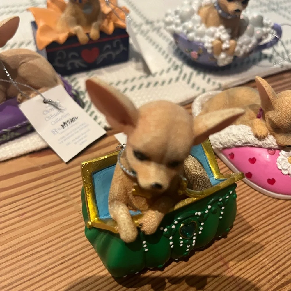 Hamilton collection Chihuahua Figurine Set - Green, Pink, Gold - Picture 4 of 11